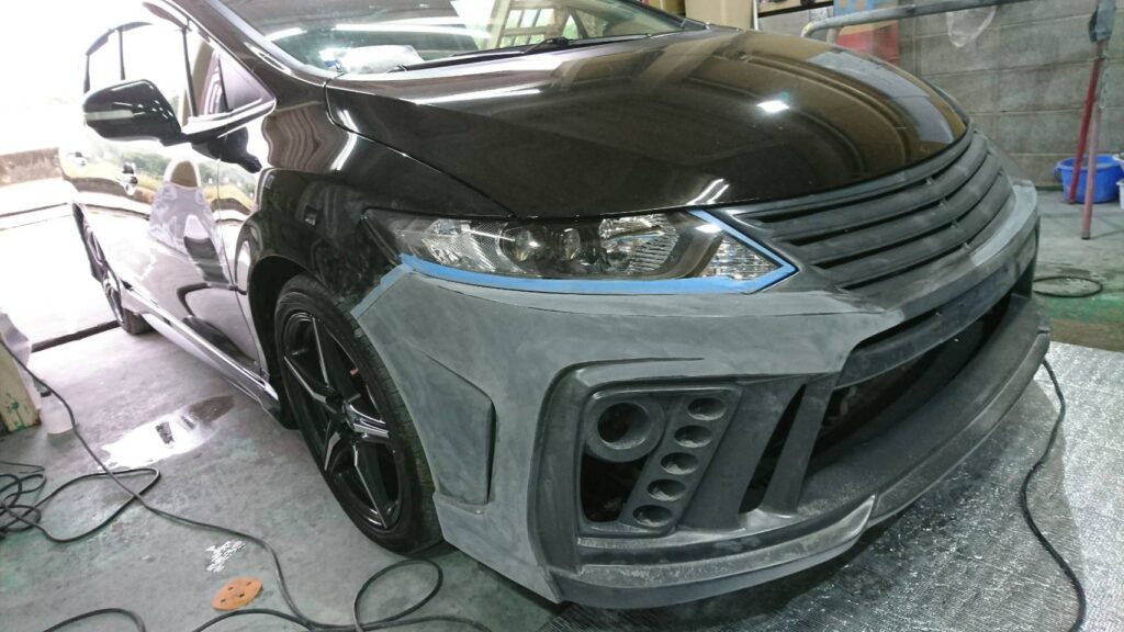 ホンダ・ジェイド、エアロパーツ(フロントバンパー/フルバンパータイプ)の塗装と取り付け中画像。 シビックやS660、フィットやオデッセイ、ZN6とZN8型の86のお客様からもご相談等よくいただきます。 地域は大阪の和泉市だけではなく堺市・東大阪市・泉大津市・高石市・河内長野市など様々な地域の方からカスタムのご相談いただいております。