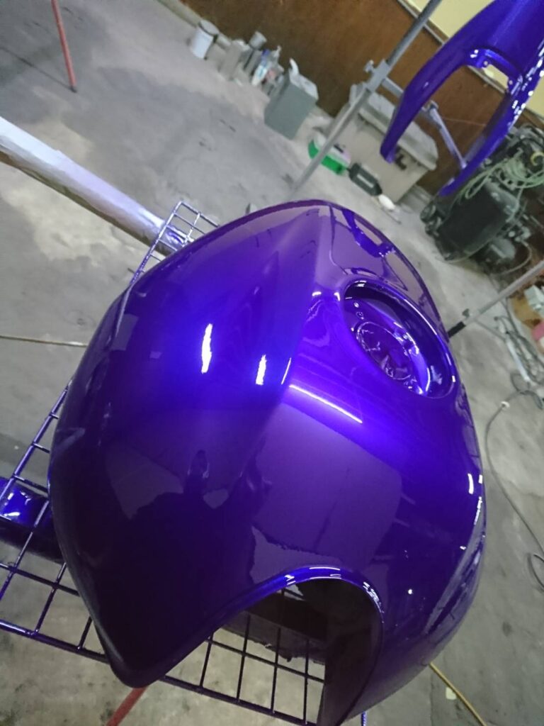 大阪にあるXEROのバイクのタンク塗装事例です。立ちごけによる傷や凹みを修正し、パープル(紫)色のキャンディー塗装にて全塗装/CB400SF 