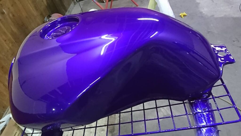 車やバイクの塗装・カスタムペイントの事例写真です。 写真はバイクのタンクでオールペイントの途中です。和泉市にあるXEROでは二輪・四輪問・大型～小物パーツ(ドアミラーカバーなど)塗装可能です。