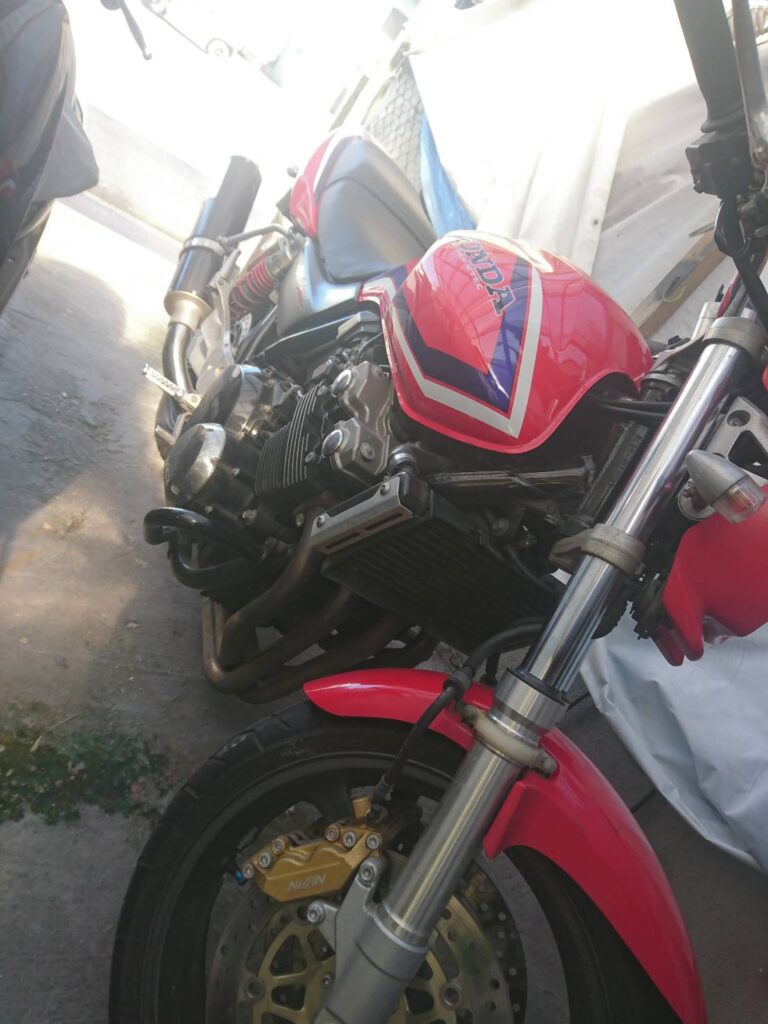 大阪府和泉市にある車やバイクの全塗装やタンクのヘコミや傷補修ペイントを行なっているXEROの施工事例(CB400SF)のオールペン紫写真です