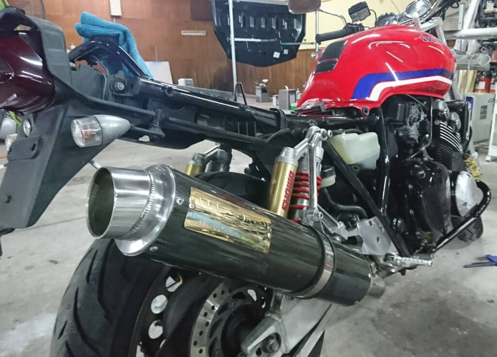大阪府和泉市のカスタムショップXEROの施工事例。ホンダ/スーフォアのオールペン、タンクの傷と凹み修理の写真です。