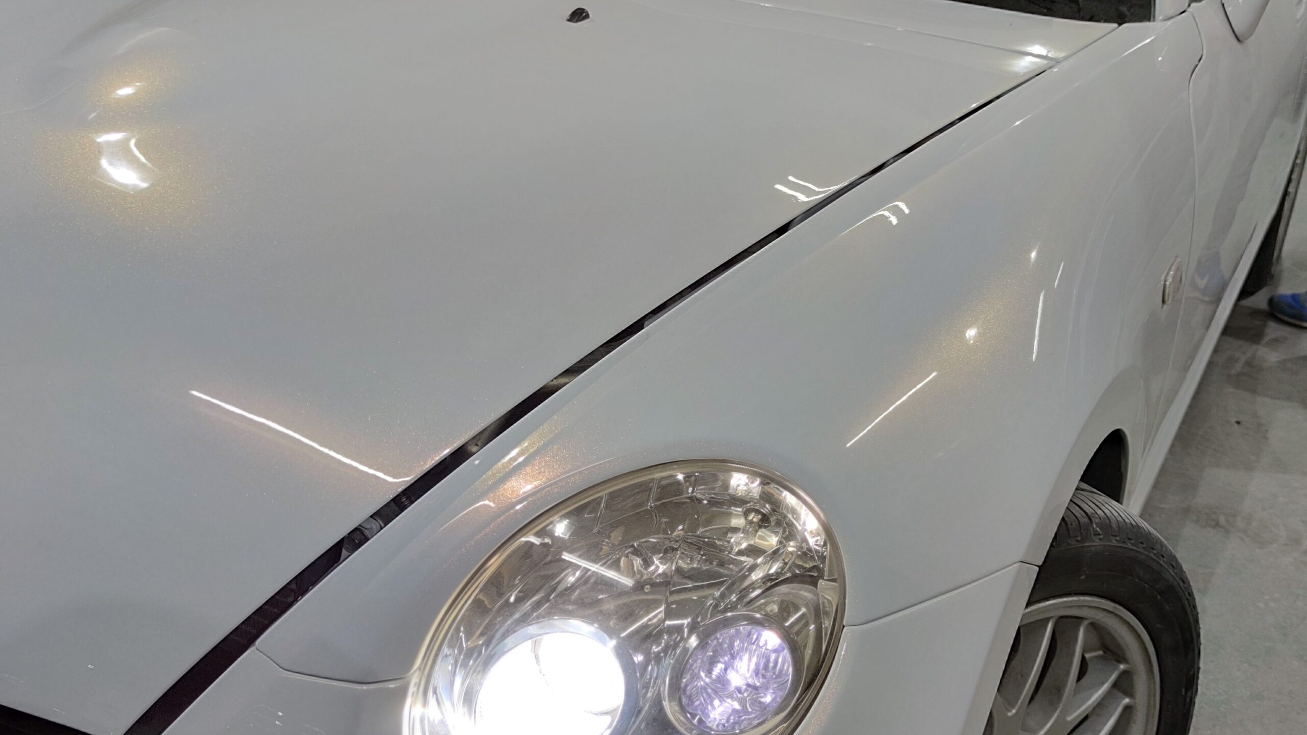 コペンのアンテナの穴をスムージングと小さな傷やへこみの板金塗装修理をし、ShowUPのカスタムカラーシリーズ・クロノスのカッパーアプリコットで全塗装した完成写真。