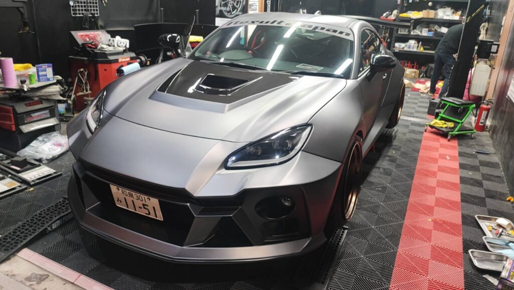 リザルトジャパン様デモカーのトヨタGR86の社外エアロパーツの塗装と取り付け、全塗装等の参考記事。 つや消しのマットグレーへの全塗装(オールペン)をした車の画像