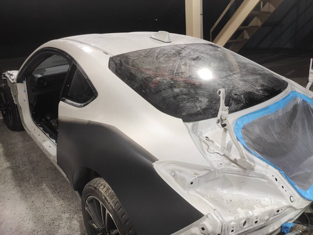 リザルトジャパン(ResultJapan)様デモカーのGR86のリヤフェンダーとトランクのエンブレム穴をスムージングし、オールペン(全塗装)をおこなっている板金塗装カスタムショップXERO大阪の画像
