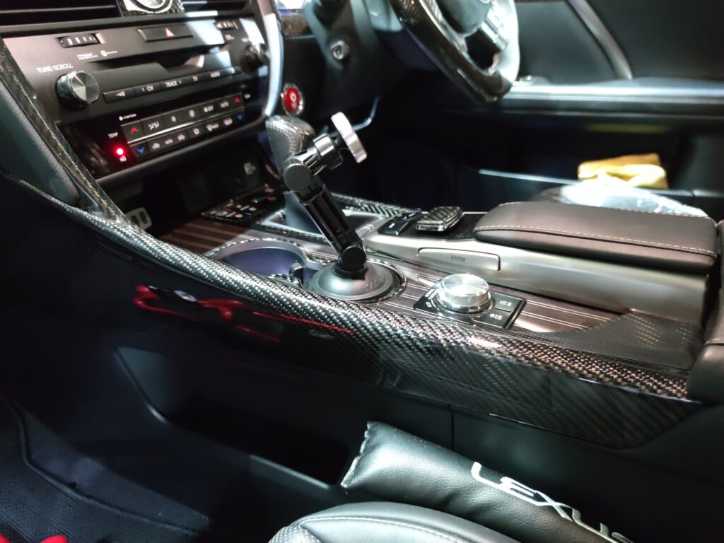 大阪和泉市のXEROにておこなわれたLEXUS(レクサス)RX,NX、LSなどのインパネ(インテリアパネル・内装パネル)へリアルカーボン加工でカーボン化した施工写真です