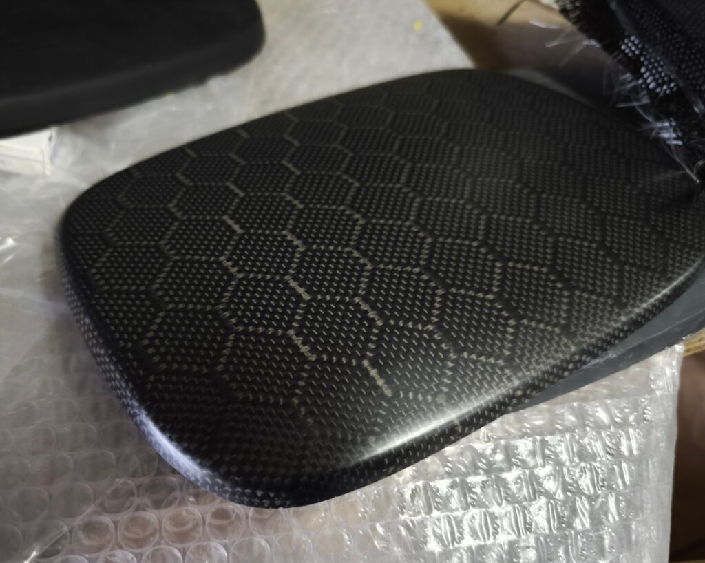 ZR-V用ハニカムカーボン製エアロパーツ、社外フューエルリッドカバー(給油口)の商品写真。