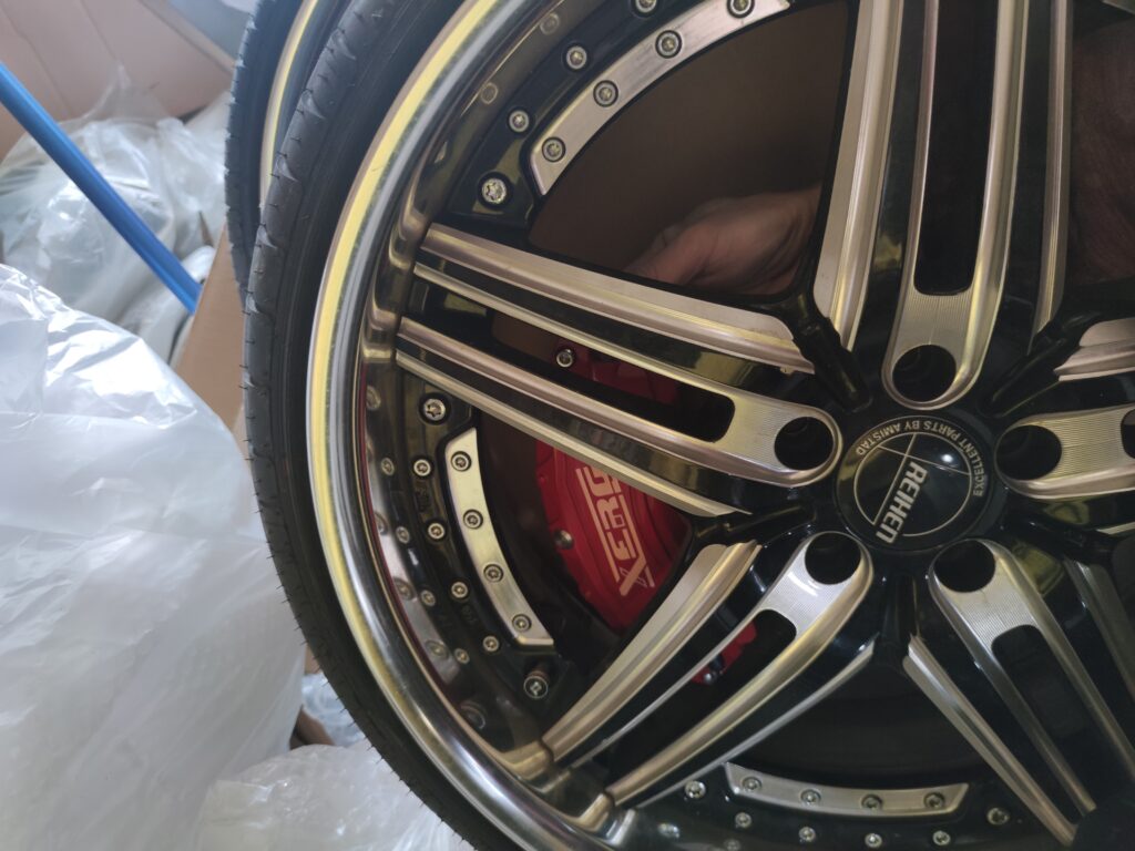 プリウス（ZVW30・ZVW50）・オデッセイ・ホンダZR-V（RZ3/RZ4/RZ5/RZ6）に適合可能なブレーキキャリパーカバーの写真