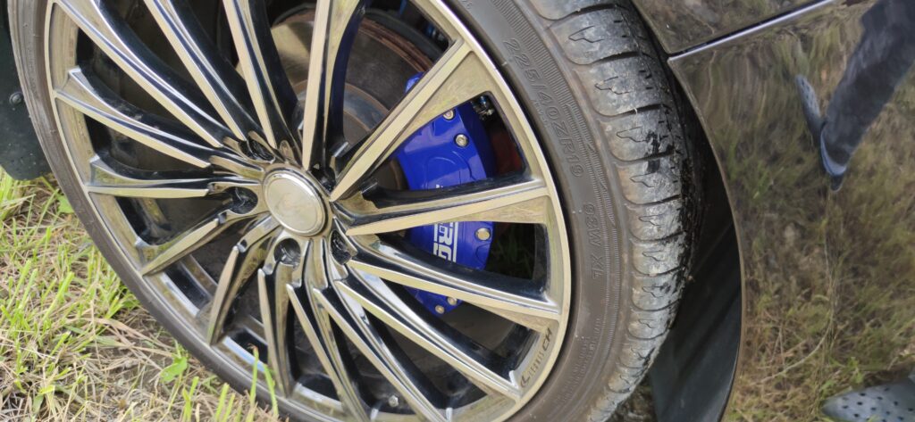 ZR-Vへ装着可能なブレーキキャリパーカバーのブルーの写真。金属製で、RZ6はもちろんRZ3やRZ4、RZ5へも対応。