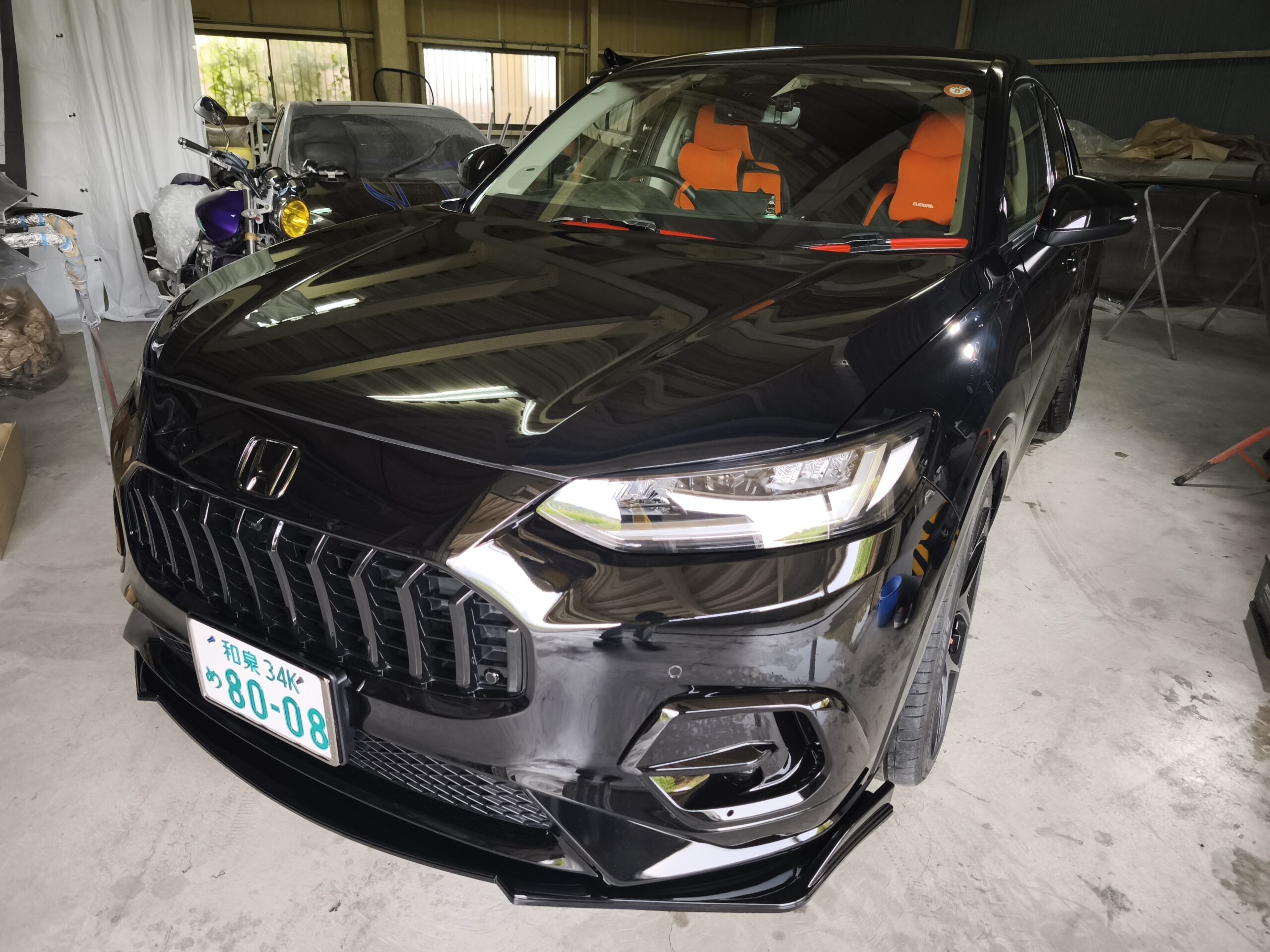 ホンダZR-Vのフロントバンパーへの汎用フロントリップエアロ取り付け写真。