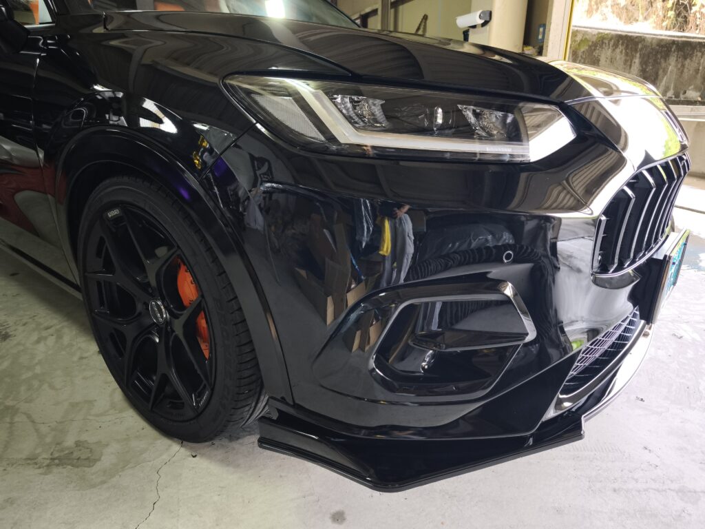 ブレーキキャリパーカバーとフロントリップエアロを取り付けされているクリスタルブラックパールのカスタム車両ZR-V（RZ6）
