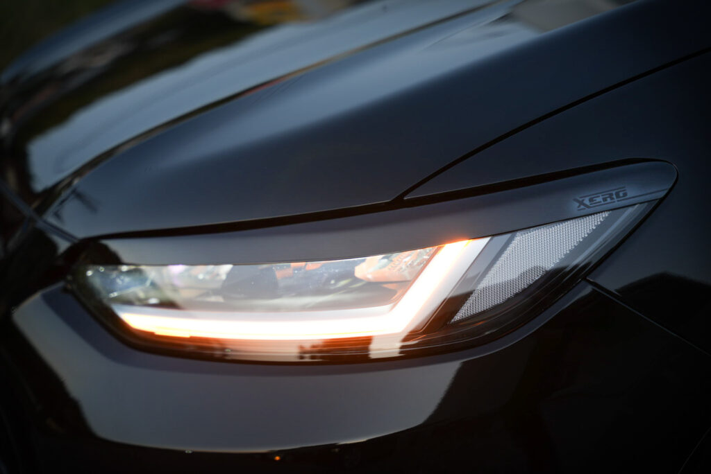 ドレスアップパーツであるアイラインをRZ型のホンダZR-Vのヘッドライトに装着した画像。