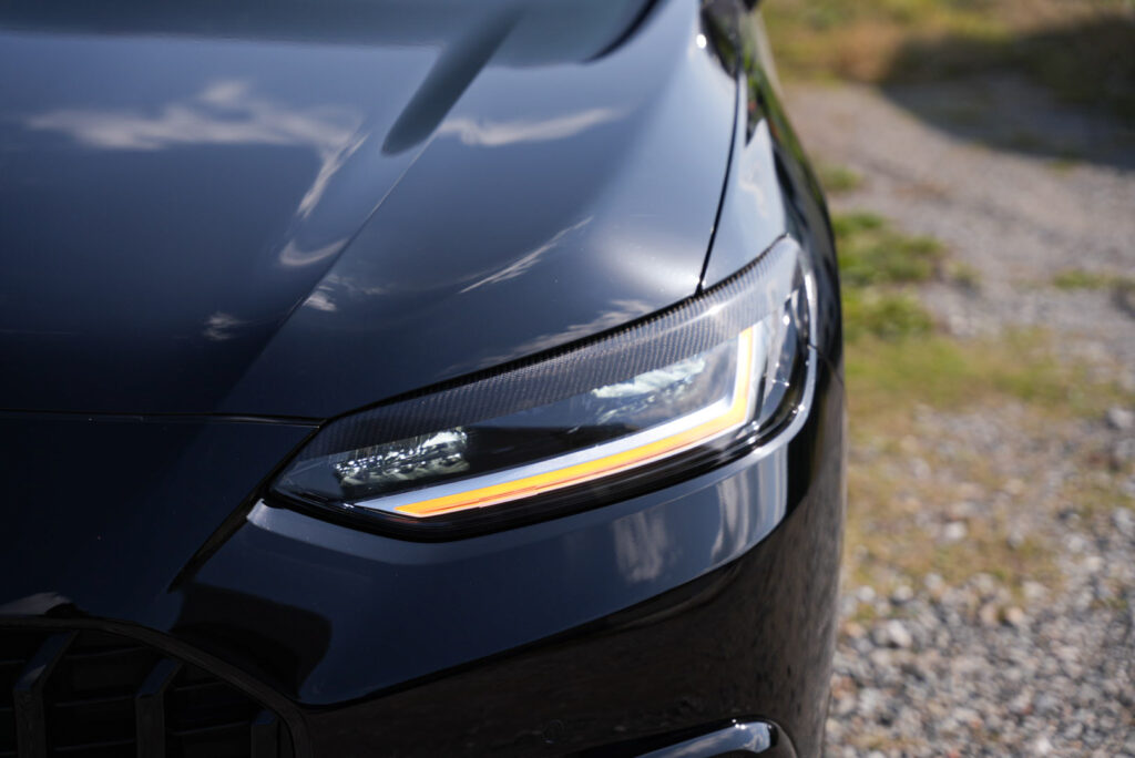 カーボン製の塗装済みアイラインをRZ6型ホンダZR-Vに装着したカスタム写真