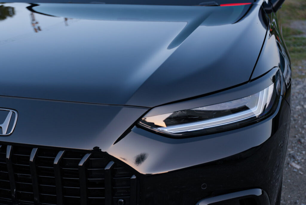 ZR-V用フロントエアロの塗装済みアイラインを装着した写真。社外パーツのアイライン