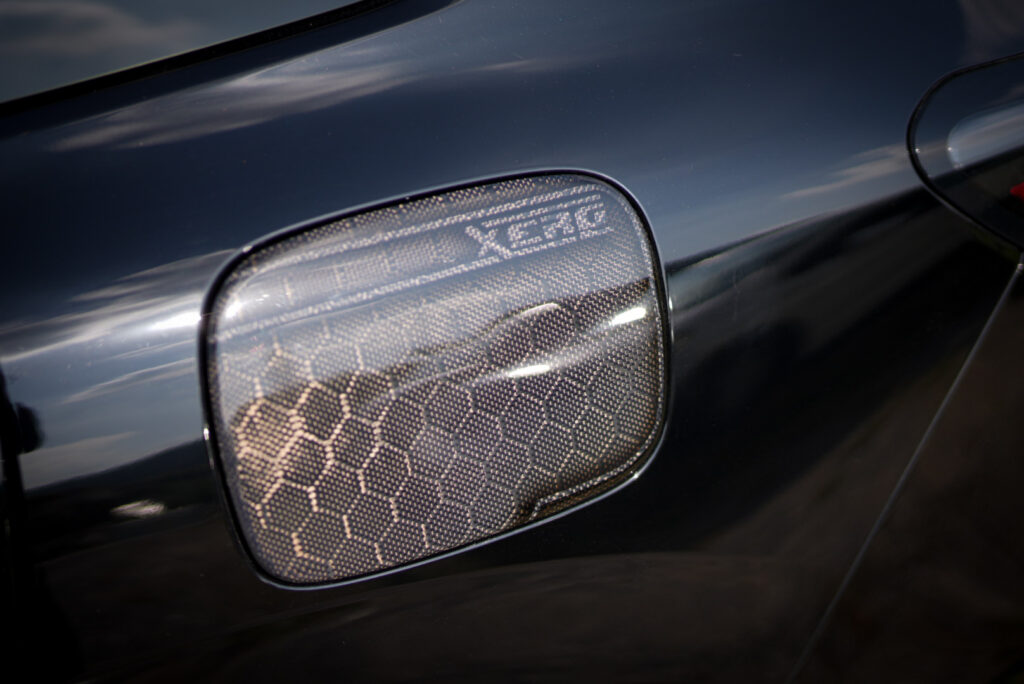 給油口にXERO製のフューエルリッドカバーを取り付けたRZ6型のZR-Vカスタム車両の写真