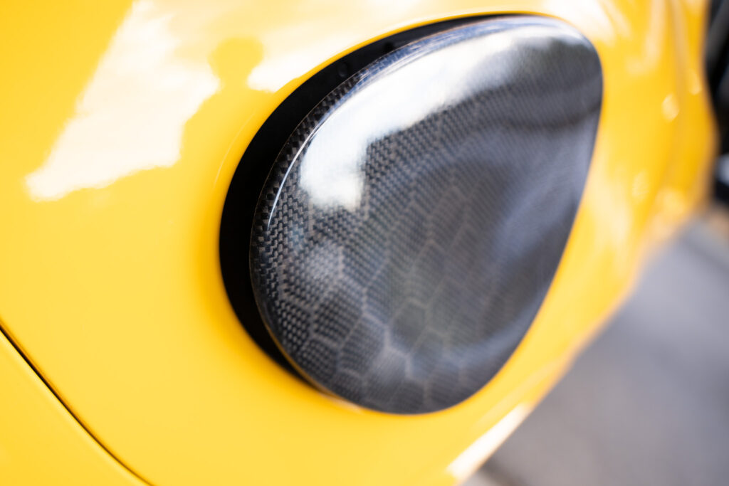 GR86（ZN8）、BRZ（ZD8）用のカーボン製フューエルリッドカバーを限定色のイエローSTI Sport YELLOW EDITIONの車体に装着した写真。