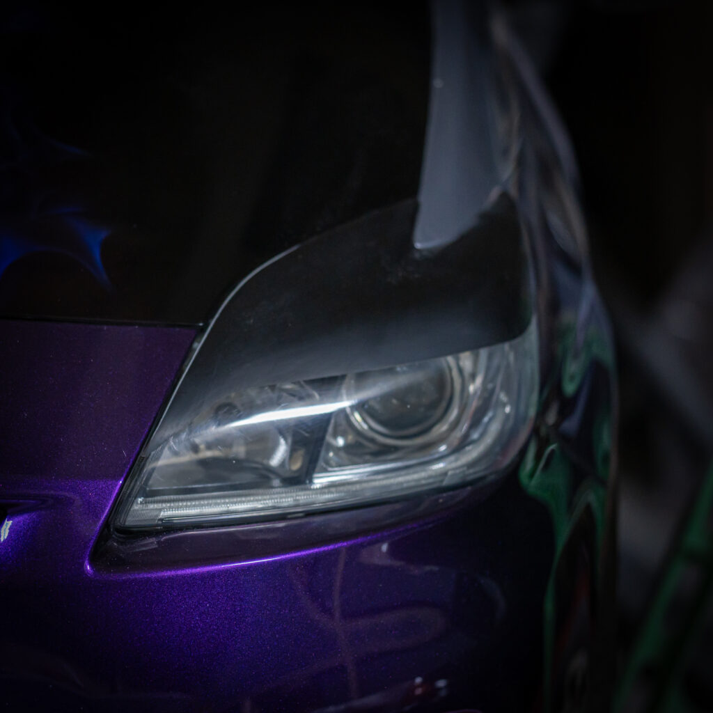 XERO製のヘッドライトアイラインを装着した全塗装オールペンカスタムを施したプリウス