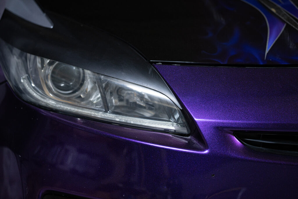 ZVW３０プリウスのカスタムカーで、後期ヘッドライトにアイラインを装着した写真