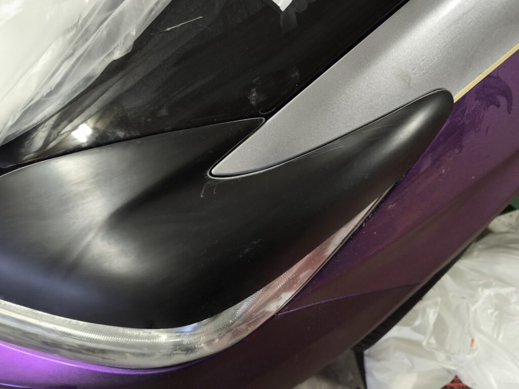 ZVW30プリウスの後期HIDヘッドライト専用のXERO製アイラインのフィッティング画像